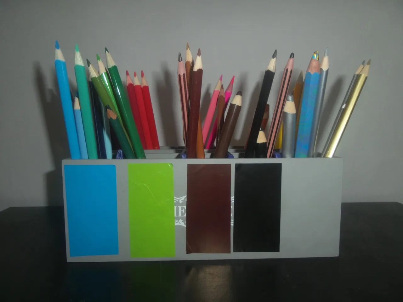 Stwórz unikalny pojemnik na kredki DIY z łatwych materiałów