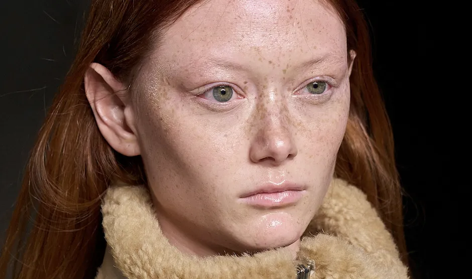 Jaką szminkę do rudych włosów wybrać, aby wyglądać olśniewająco?