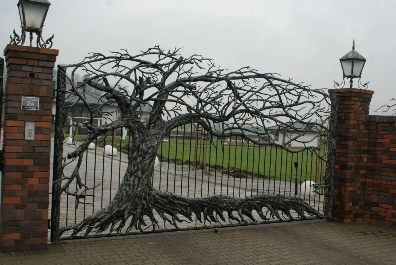 Jaki wzór bramy kutej wybrać? Inspiracje i style dla posesji