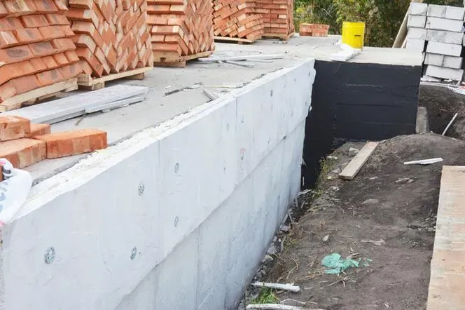 Jak izolować fundament: skuteczne metody ochrony przed wilgocią