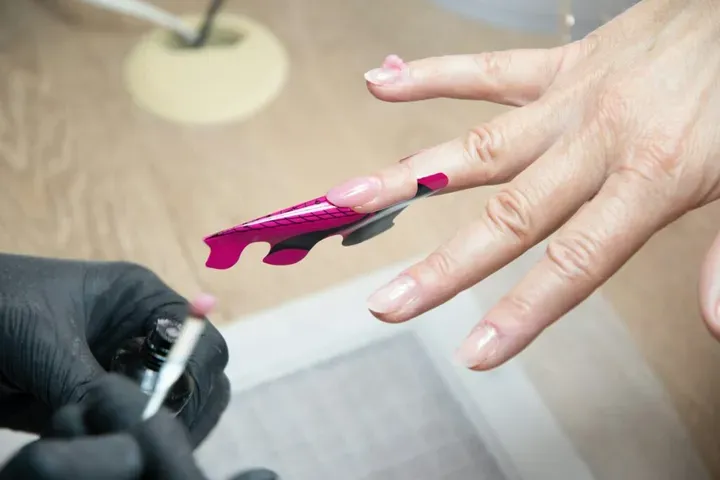 Jak przedłużyć paznokcie bazą?