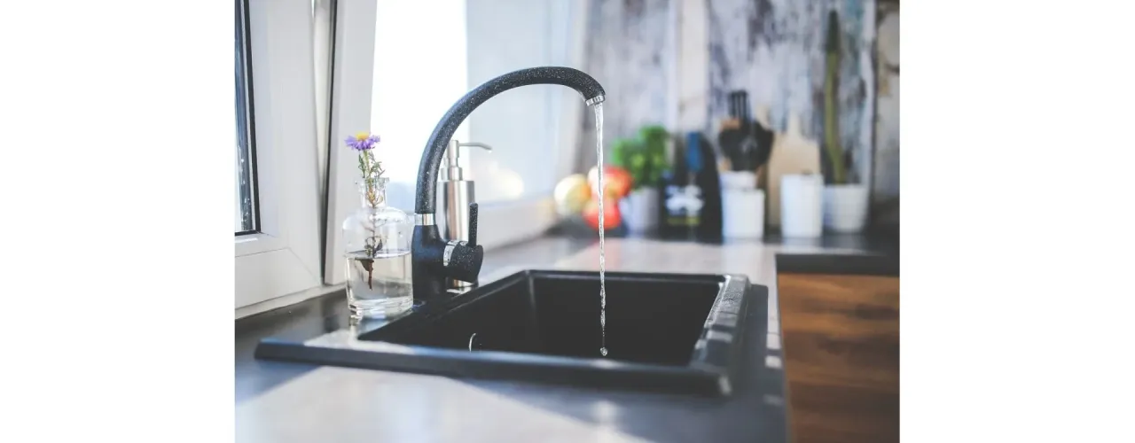 Jak przetkać zlew sodą i octem: skuteczne metody na zatory