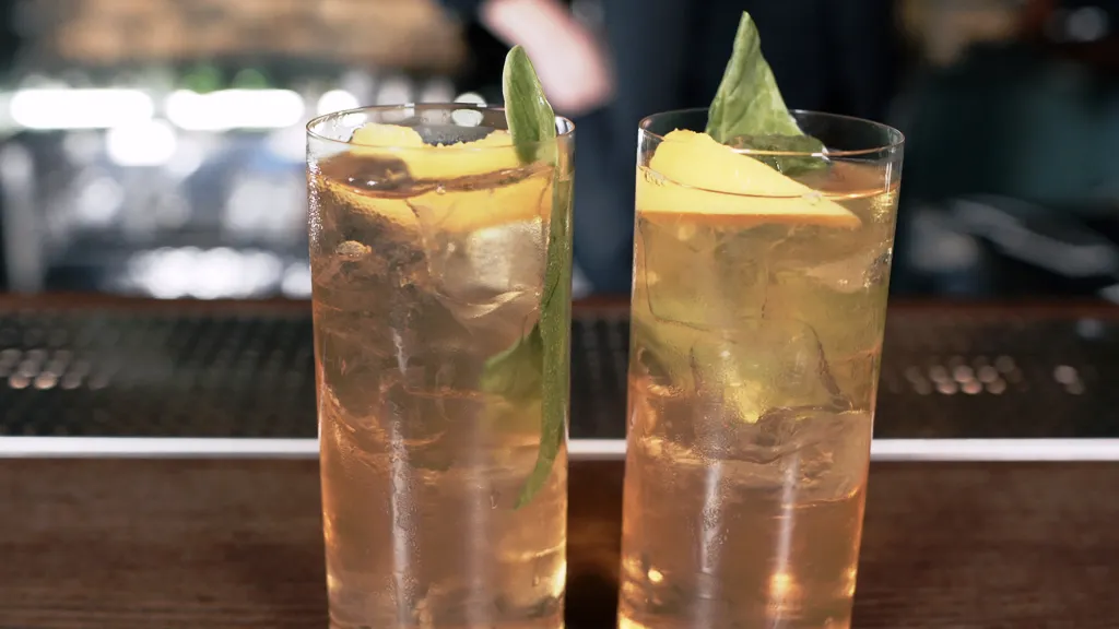 Kruszon drink - przepis na orzeźwiający napój z białym winem