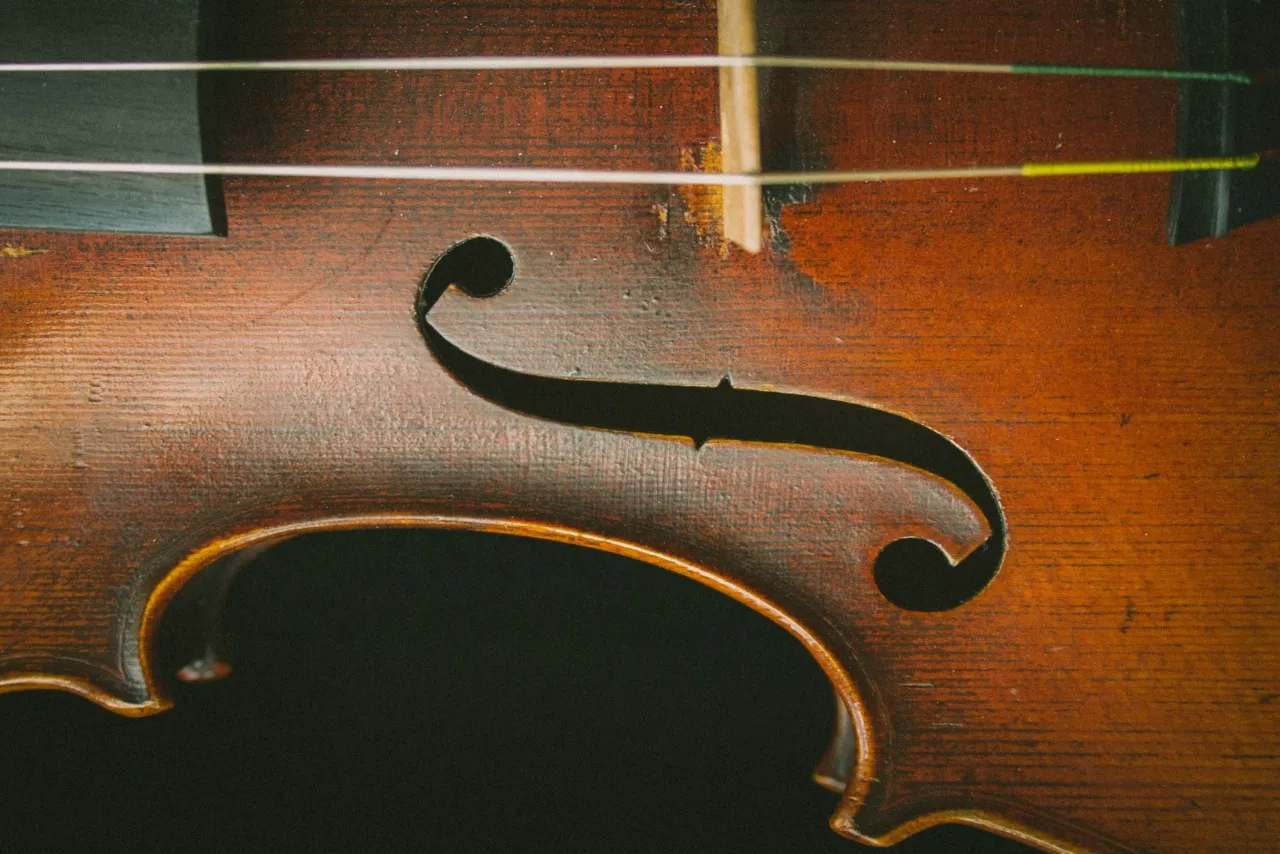 Część skrzypiec nad którą umieszczone są struny - klucz do gry na instrumencie