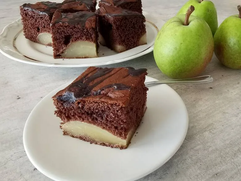 Super szybkie ciasto czekoladowe z gruszkami – prosty przepis w 30 minut