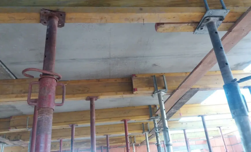 Jak skutecznie wzmocnić strop wylewką? Praktyczne wskazówki eksperta