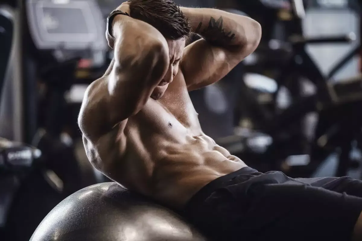 Trening abs co to? Poznaj skuteczne ćwiczenia na mięśnie brzucha