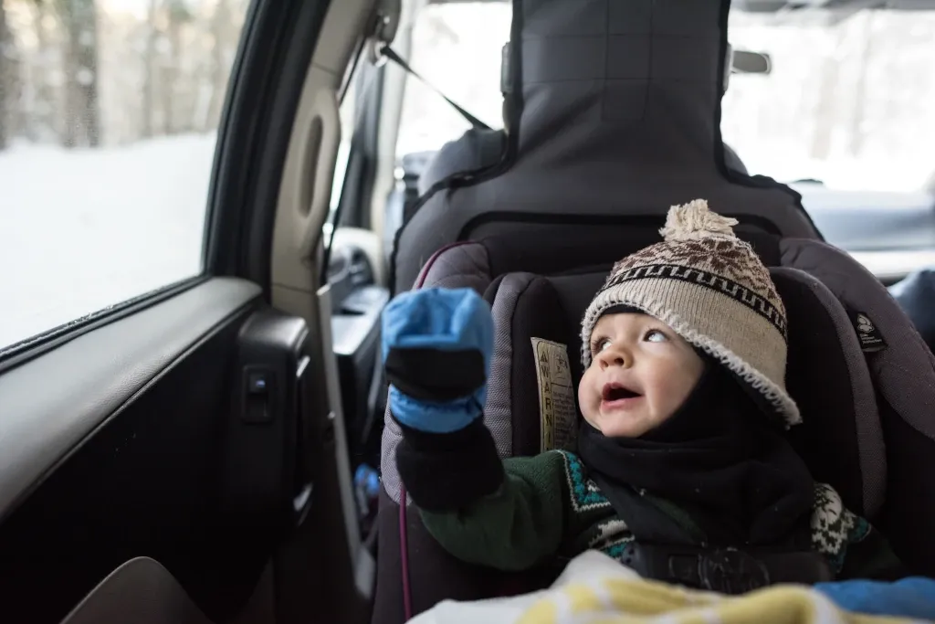 Jak bezpiecznie ubrać dziecko do fotelika: 5 zasad, które ratują życie