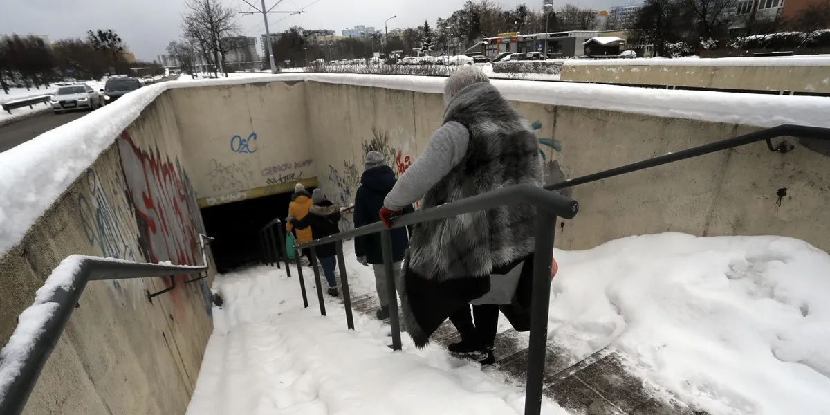 Lód na chodniku? Skuteczne sposoby, obowiązki i jak uniknąć kar
