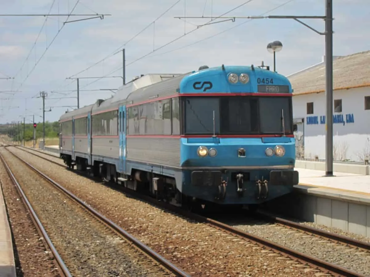 Jak dojechać z lotniska Faro do Albufeiry? Sprawdź najtańsze opcje