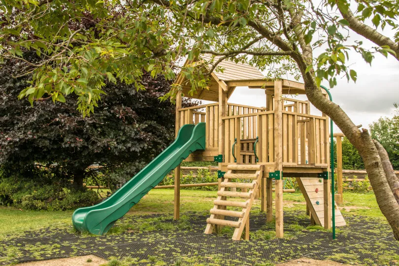 Jak zbudować plac zabaw drewniany - krok po kroku bez błędów