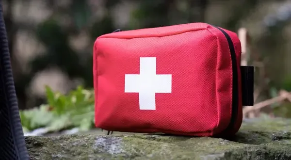 Czego nie powinna zawierać apteczka pierwszej pomocy, aby być bezpieczną?