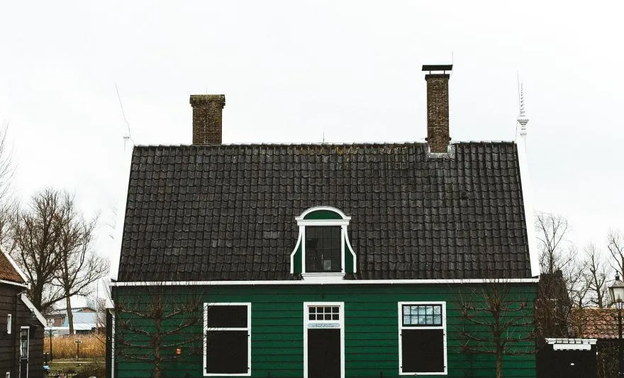 Jak odnowić elewację drewnianego domu i uniknąć kosztownych błędów