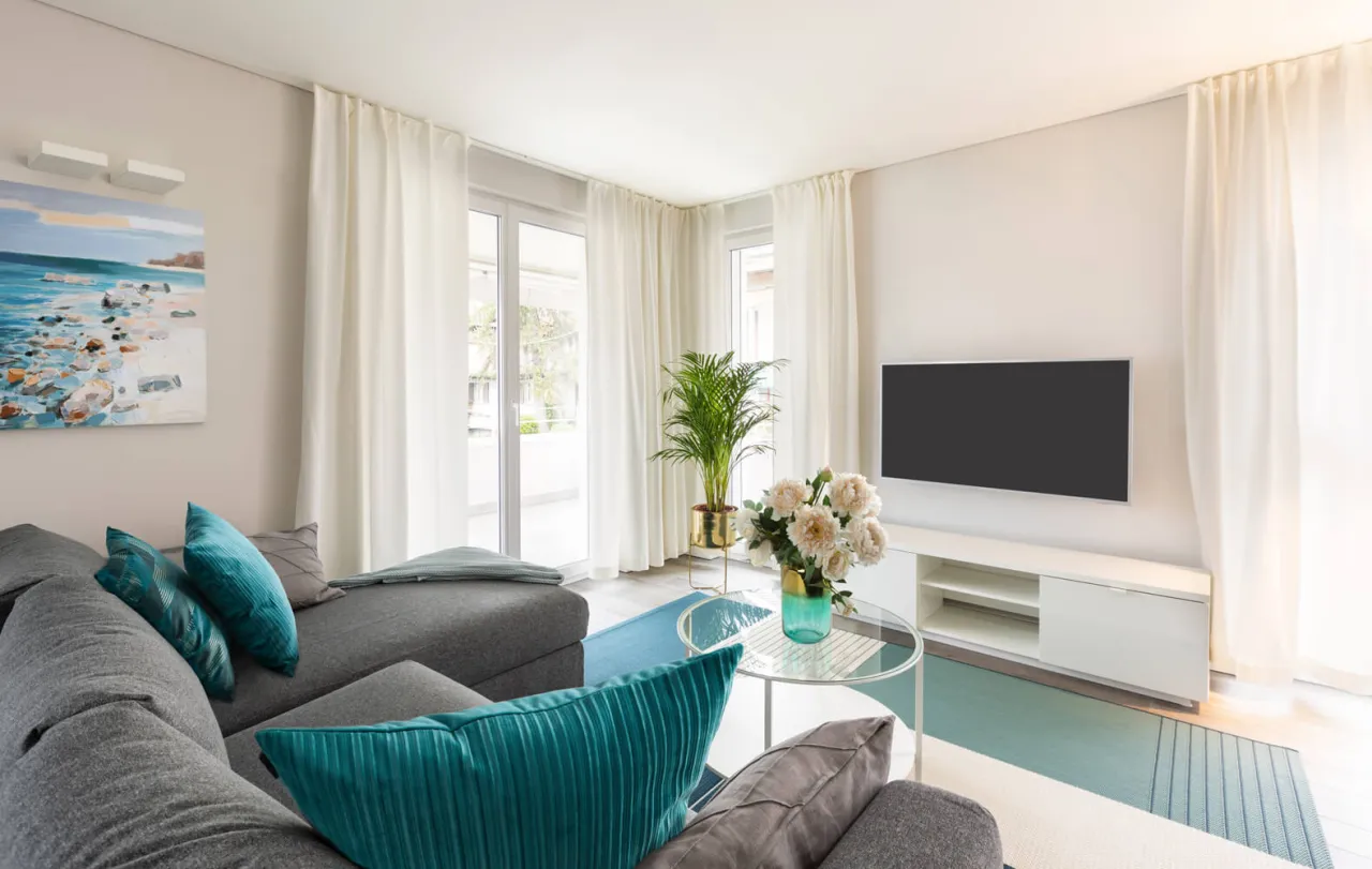 Jakie firanki do małego salonu, aby optycznie powiększyć przestrzeń