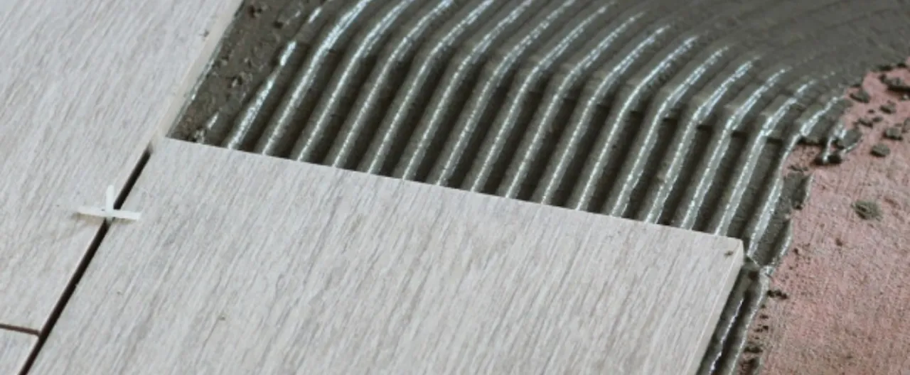 Jaki klej do gresu wybrać, aby uniknąć problemów z instalacją?