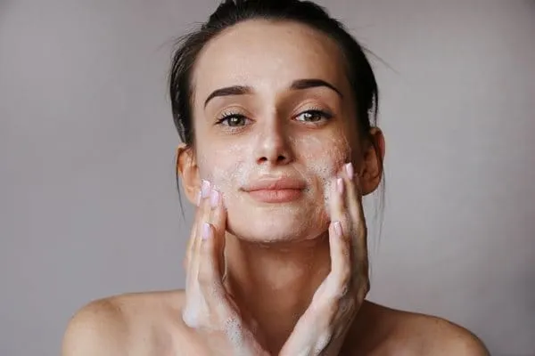 Co oznaczają pryszcze na twarzy i jak ich uniknąć w przyszłości?