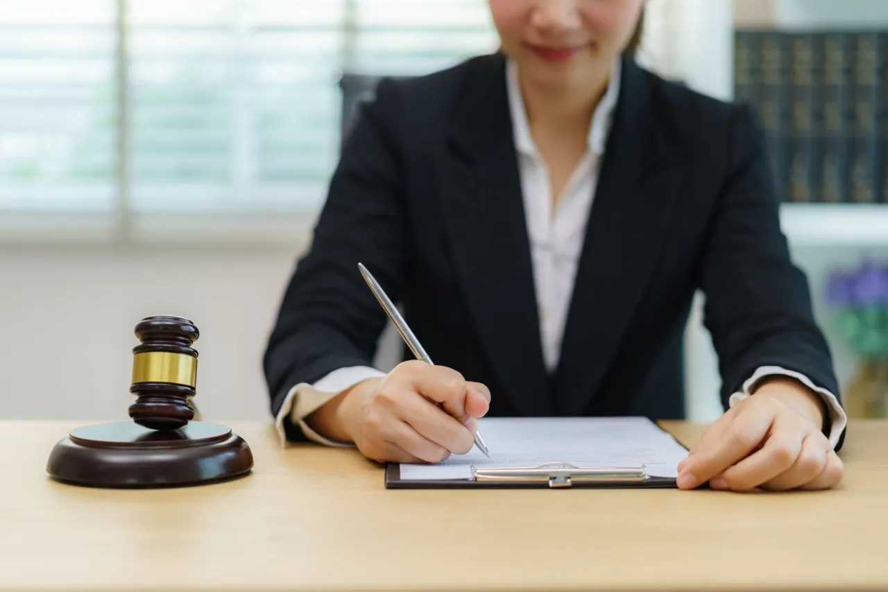 Czym zajmuje się notariusz? Kluczowe obowiązki i usługi notarialne