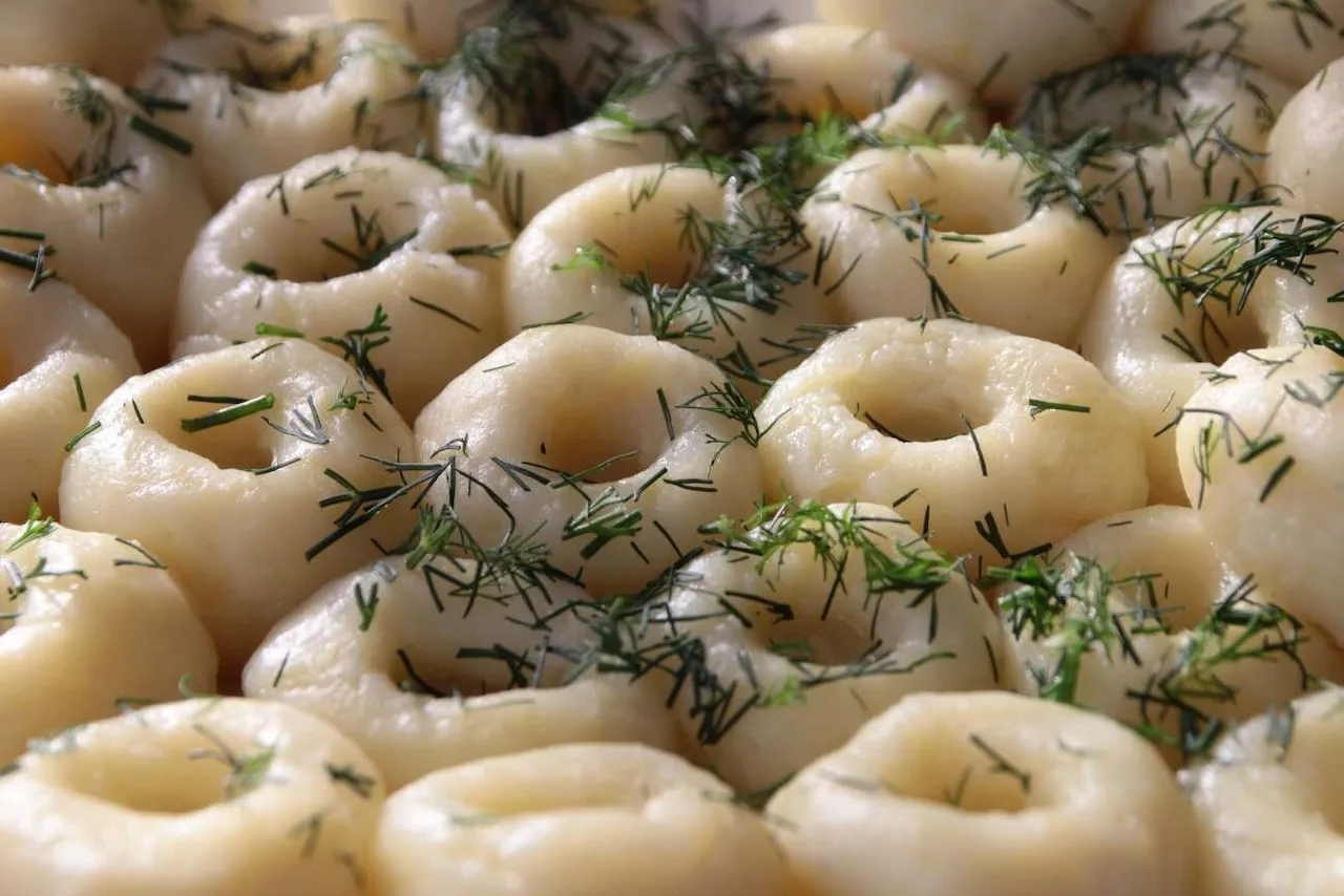 Czy do klusek śląskich dodaje się jajko? Odkryj najlepsze przepisy