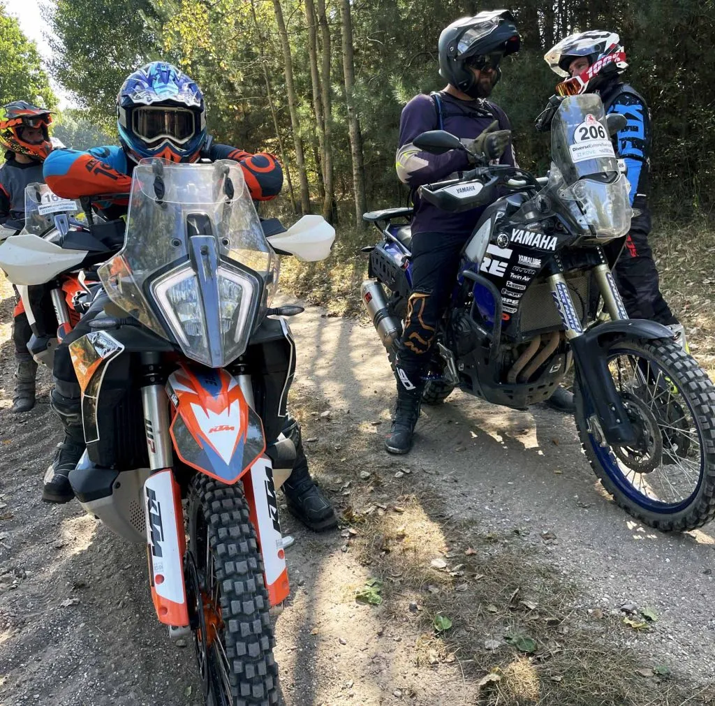 Najlepsze trasy motocyklowe w Mazurach: odkryj malownicze szlaki