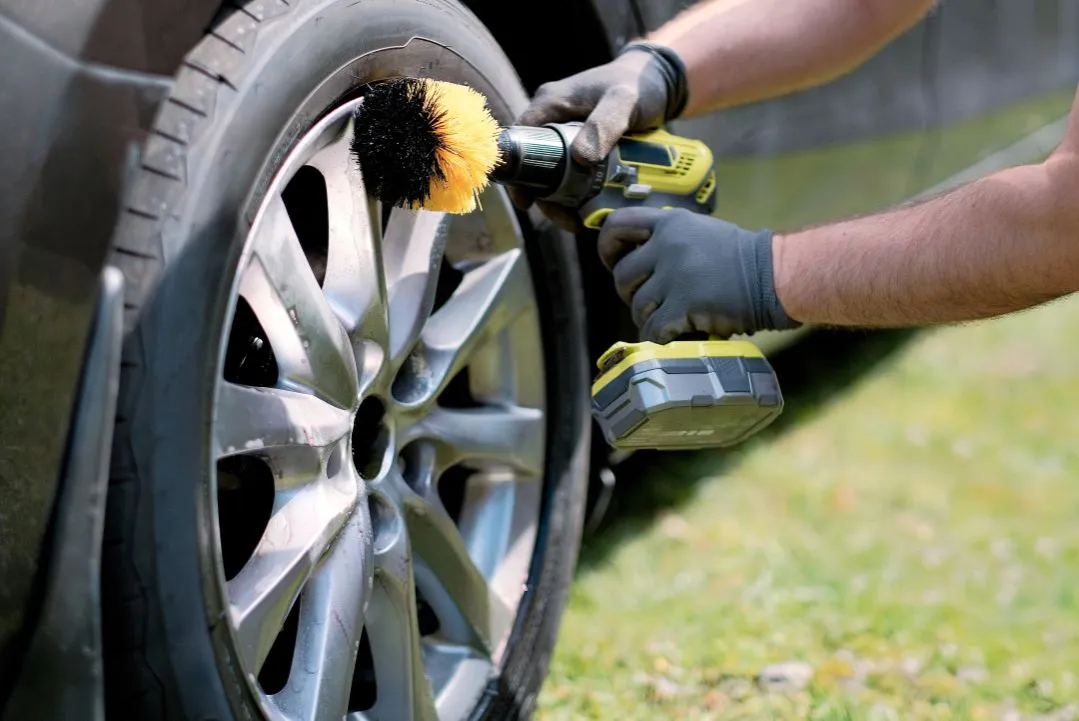 Jak naprawić ubytki w feldze aluminiowej i uniknąć kosztownych napraw