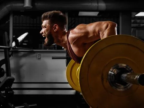 Ile przed treningiem brać kofeinę, aby uniknąć błędów i zyskać energię?