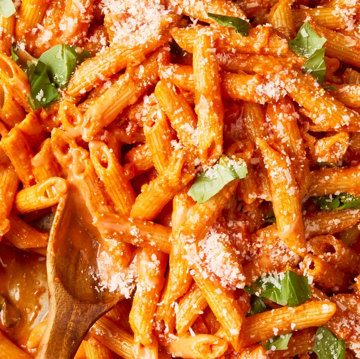 Penne alla vodka: Odkryj sekrety idealnego sosu i przepisu