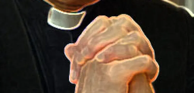 Czy suspendowany ksiądz może odprawiać mszę? Poznaj kluczowe zasady