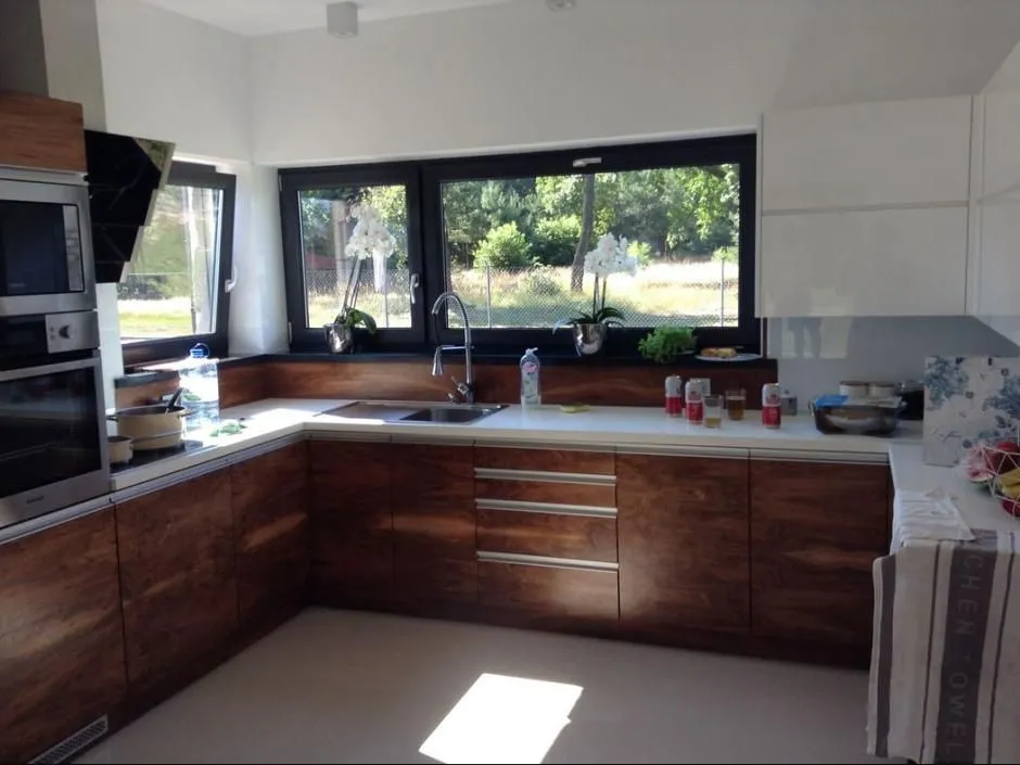 Okno w kuchni równo z blatem czy wyżej – co wybrać dla lepszej funkcjonalności?