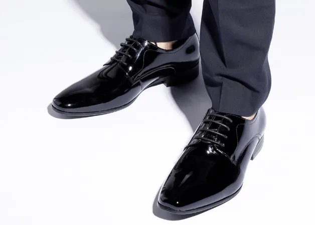 Jakie buty do grafitowego garnituru - unikaj błędów w stylizacji