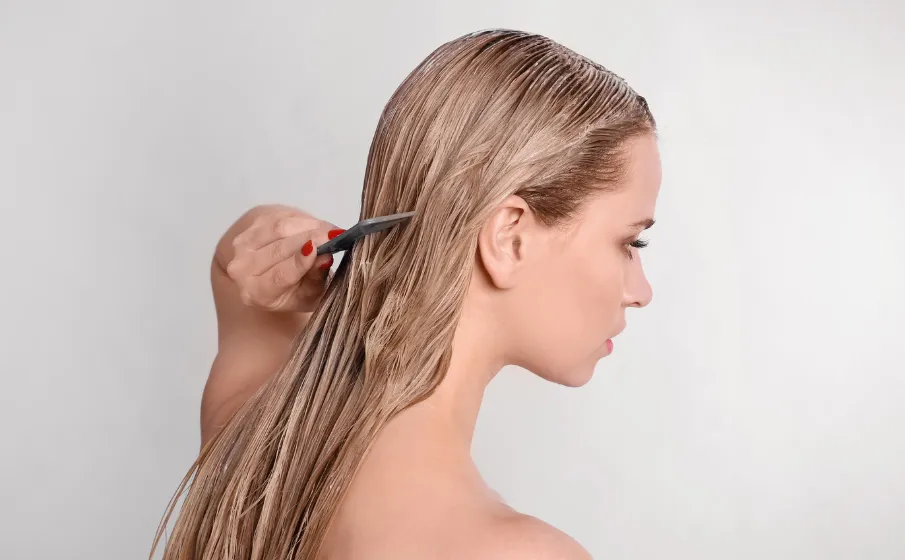 Spalone włosy od prostownicy? Jak je uratować i zapobiec zniszczeniom