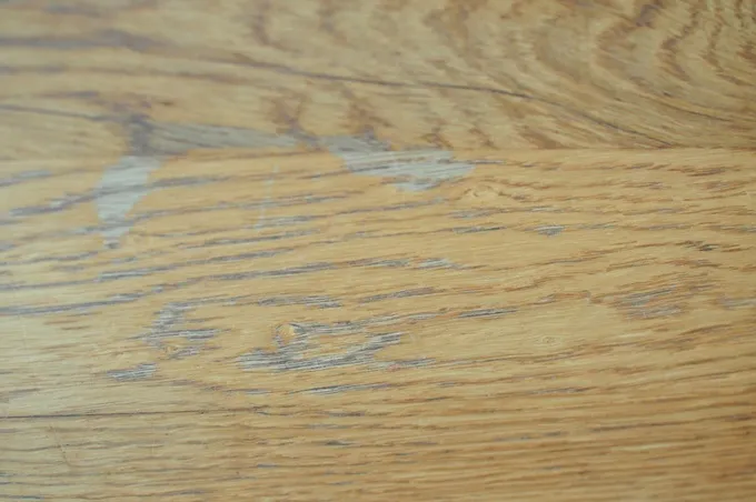 Czym pomalować blat stołu, aby uniknąć uszkodzeń i zadrapań?