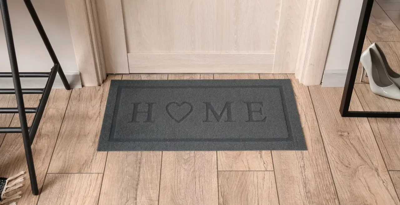 Najlepsze materiały na podłogę w przedpokoju, które unikną szkód