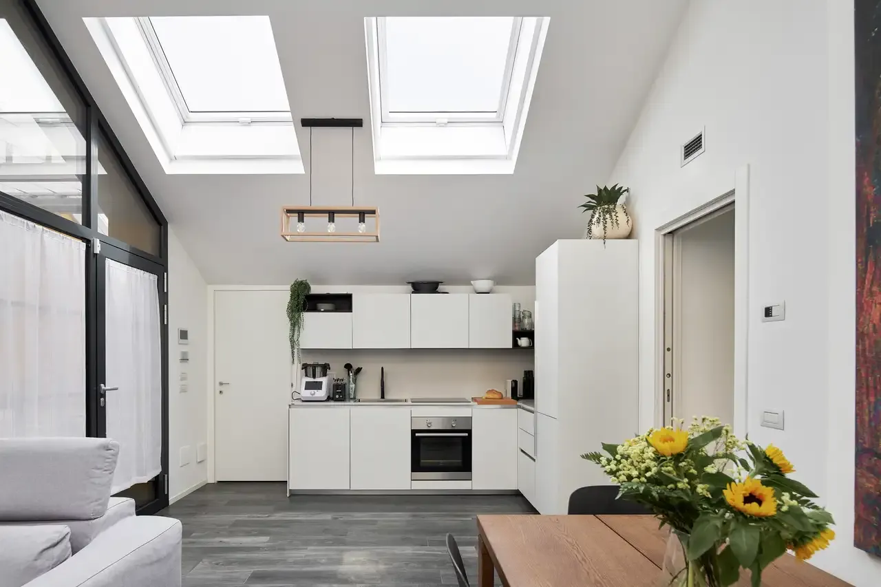 Okna połaciowe – co to jest i jakie mają kluczowe zalety?