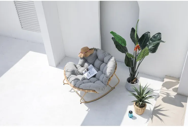 Krzesła składane czy stałe? Wady i zalety różnych modeli krzeseł ogrodowych