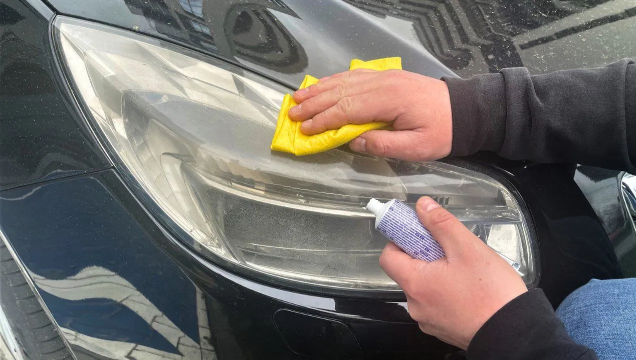 Czym wyczyścić lampy w samochodzie, aby odzyskać ich blask?