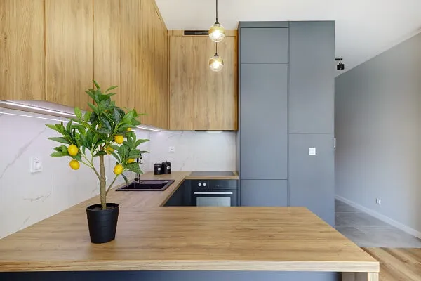 Drewniany blat w kuchni: Czy warto? Zalety, wady, pielęgnacja i koszty