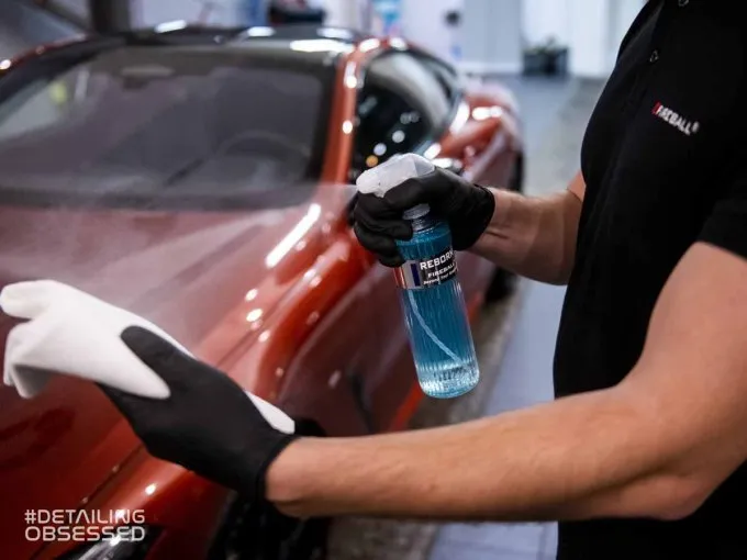 Kiedy woskować auto? Ekspert radzi: Zadbaj o lakier na lata!