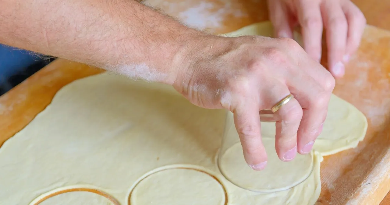 Przepis na ciasto na pierogi bezglutenowe, które zachwyci smakiem Przepis na ciasto na pierogi bezglutenowe, które zachwyci smakiem