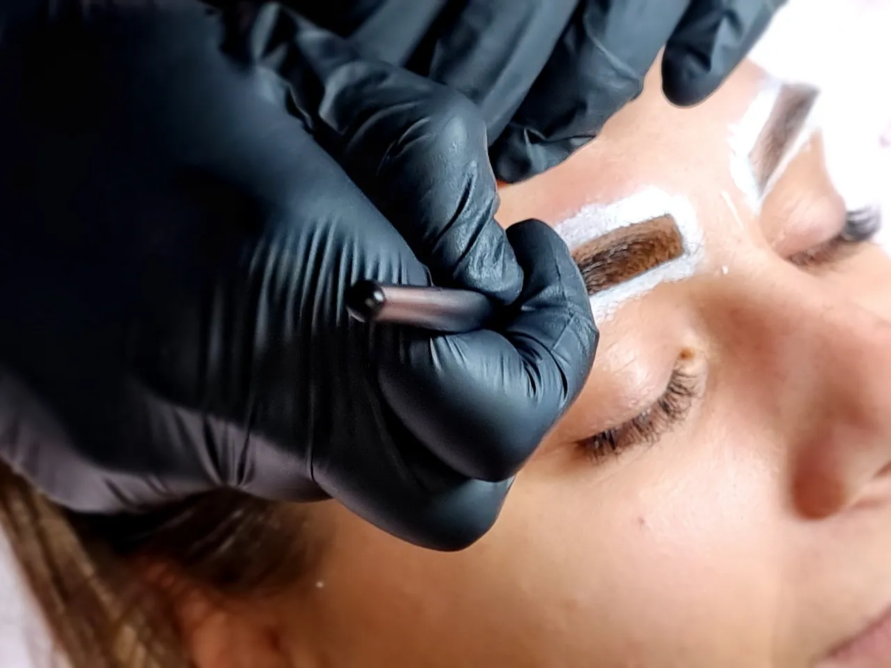 Jak długo utrzymuje się henna pudrowa na brwiach? Sprawdź fakty