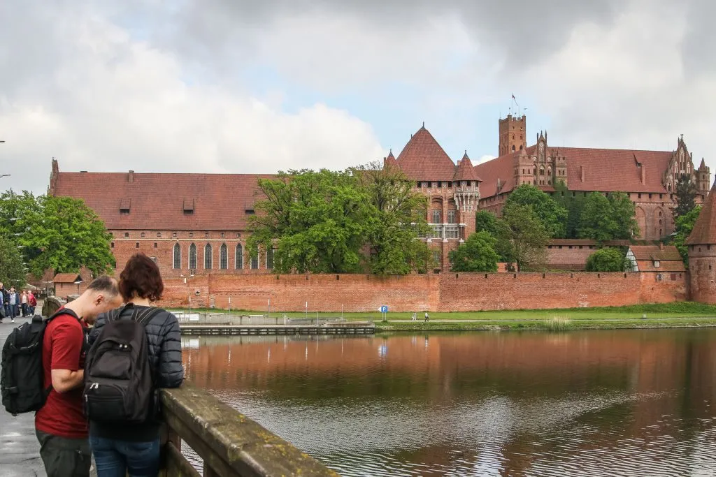 Gdzie zaparkować przy zamku w Malborku? Sprawdzone lokalizacje i cennik.
