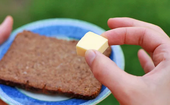 Ile kalorii ma masło roślinne? Zaskakujące różnice z masłem zwierzęcym Ile kalorii ma masło roślinne? Zaskakujące różnice z masłem zwierzęcym