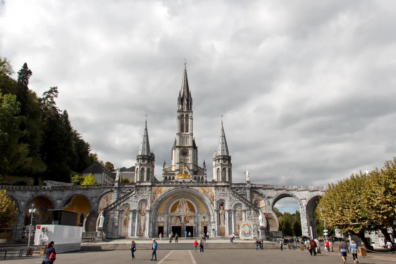 Lourdes: Sanktuarium, cuda i pielgrzymka do serca Francji Lourdes: Sanktuarium, cuda i pielgrzymka do serca Francji