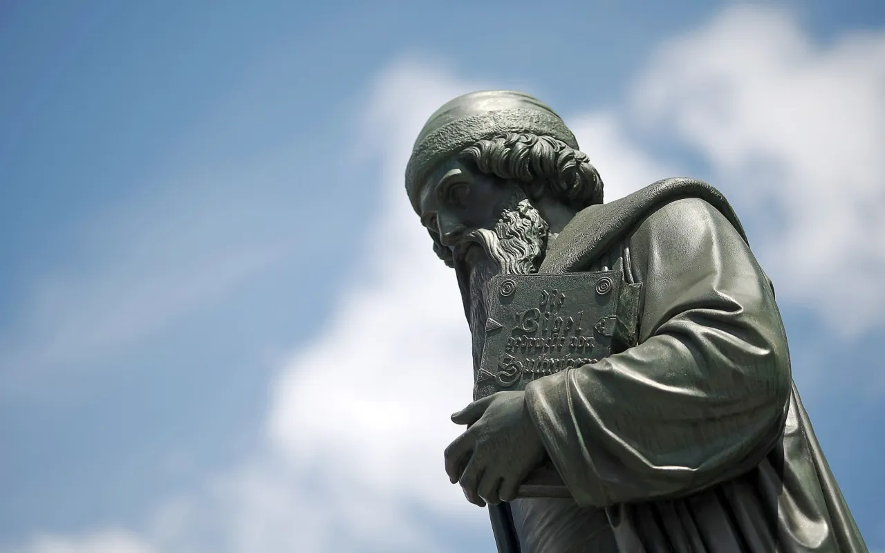 Kto wynalazł druk i kiedy? Poznaj historię Gutenberga