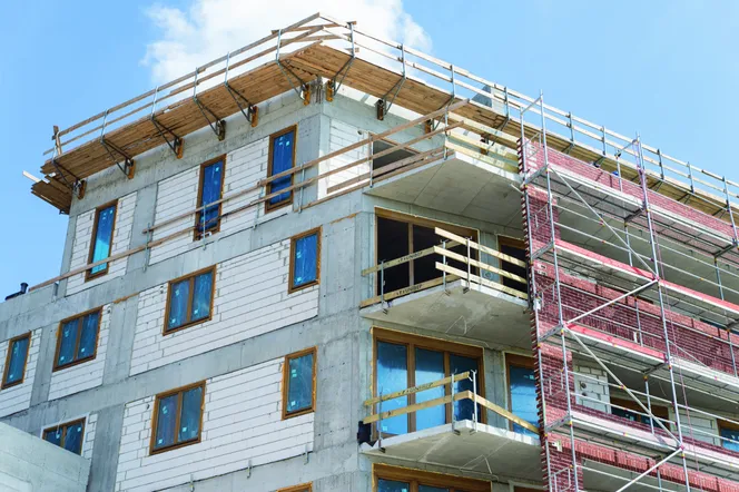 Jaką zaprawę do gzymsów wybrać, aby uniknąć problemów z trwałością?