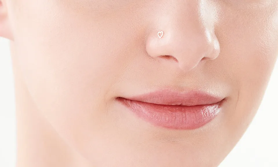 Jak się nazywa kolczyk w nosie? Poznaj różne rodzaje biżuterii