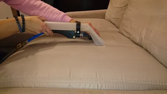 Jak wyprać kanapę z moczu i skutecznie usunąć zapach?