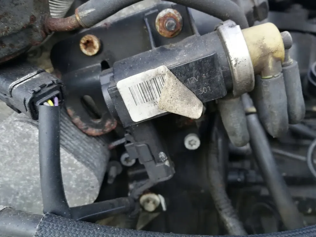 Gdzie znajduje się zawór podciśnienia turbiny w Fordzie Focus 1.6 TDCi?