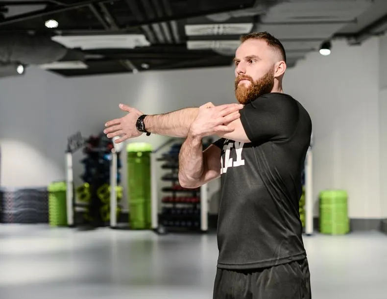 Jak rozciągać biceps? Klucz do siły, regeneracji i bez kontuzji