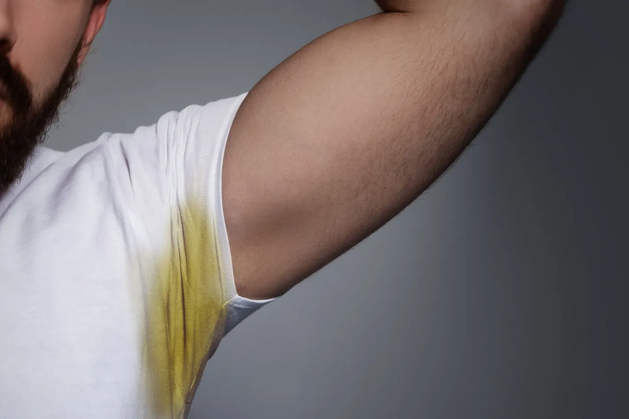 Jak usunąć żółte plamy z białych ubrań? Skuteczne metody