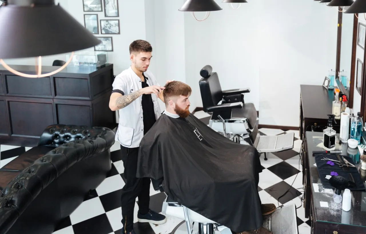 Tani fryzjer męski w Warszawie: gdzie zaoszczędzisz na strzyżeniu